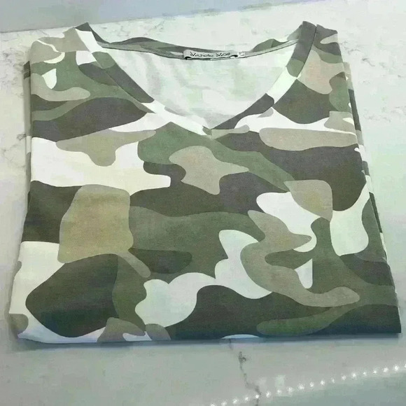 Michelle Mae Camo V-Neck T-Shirt Size 2XL - Picture 5 of 7
